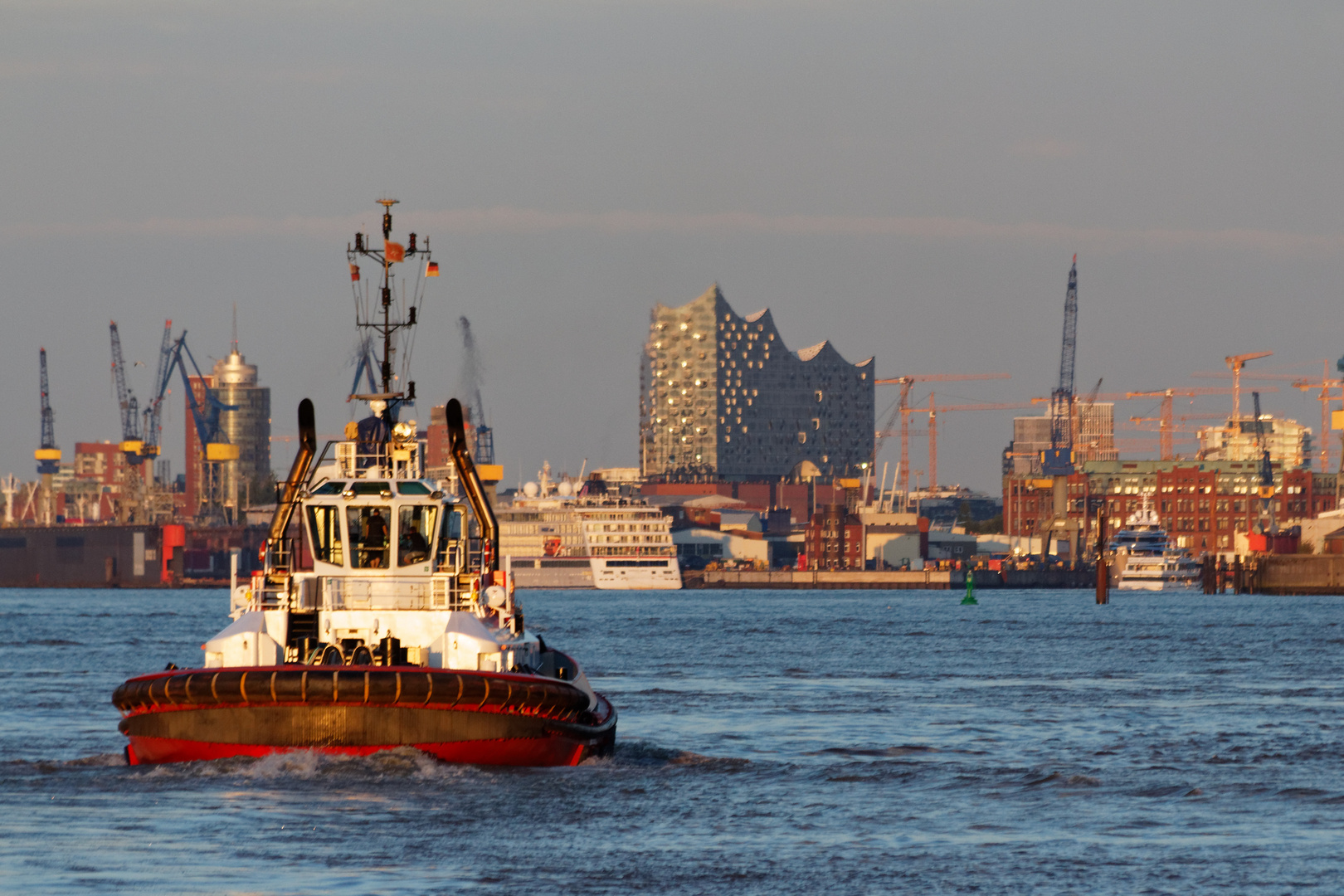 Schlepper im Abendlicht