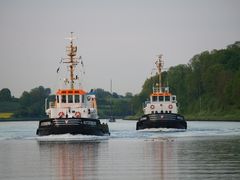 Schlepper im Doppelpack auf dem Nord-Ostsee-Kanal