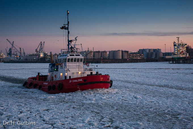 Schlepper im Eis