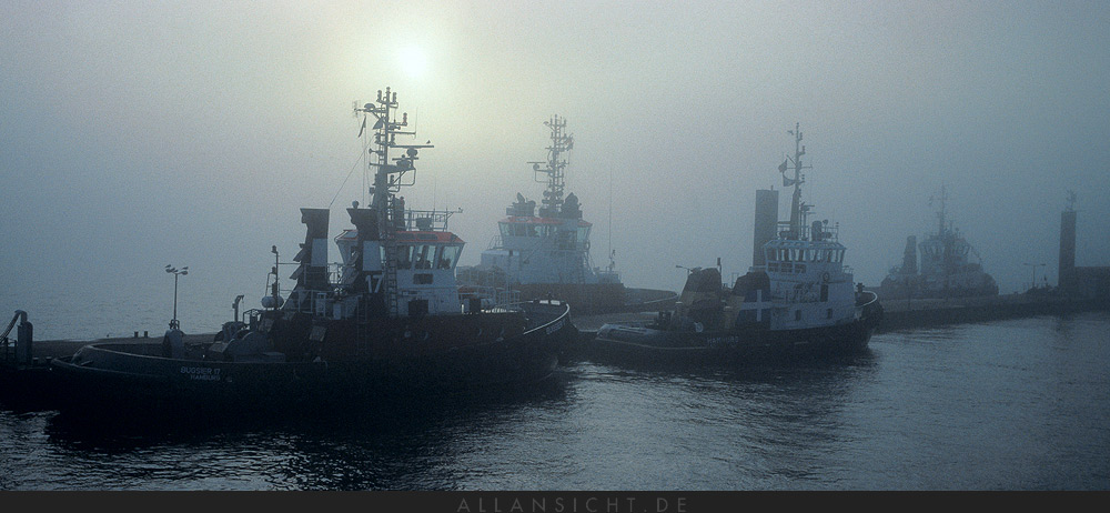 Schlepper im Nebel