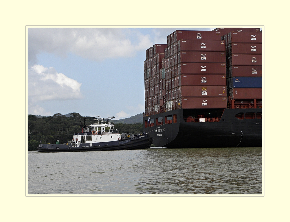 Schlepper im Panamakanal