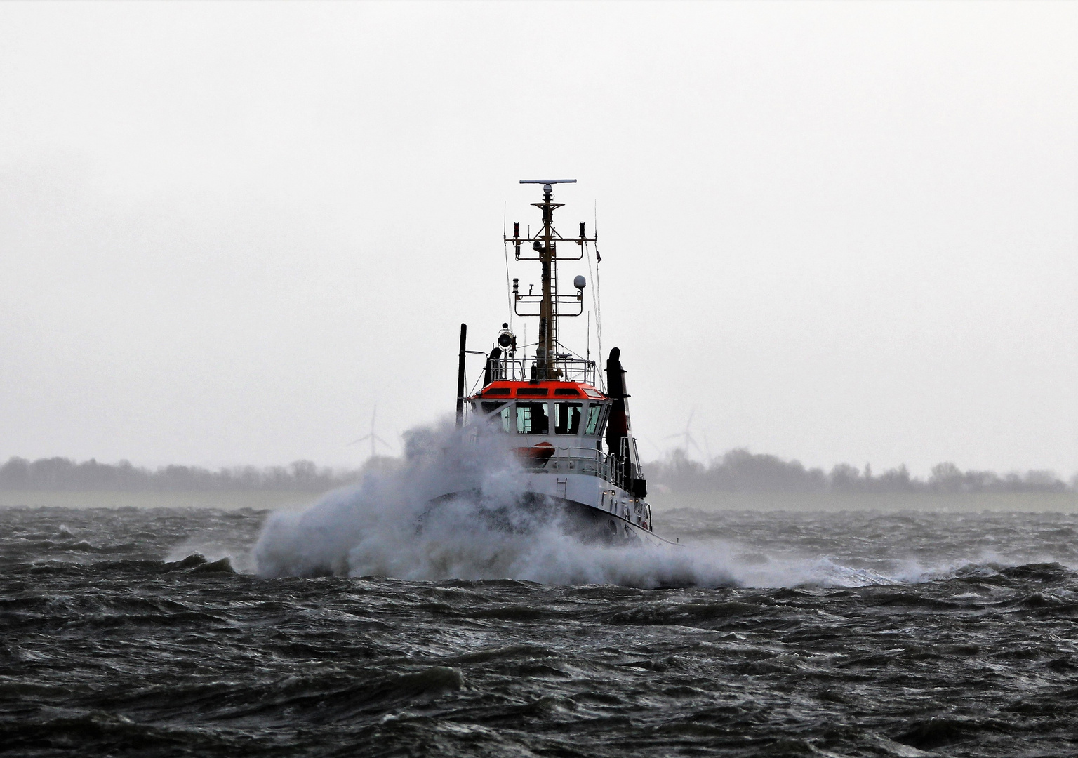 Schlepper im Sturm