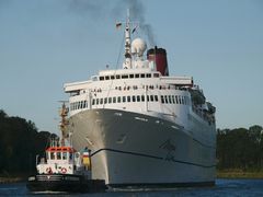 Schlepper Kitzeberg mit dem Traumschiff MONA LISA auf dem Nord-Ostsee-Kanal