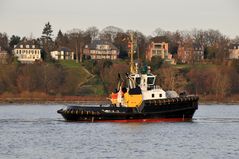 Schlepper Michel geht gleich hinten an das Schiff   2/4