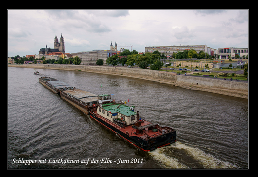 Schlepper mit Lastkähnen auf der Elbe