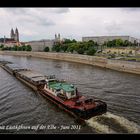 Schlepper mit Lastkähnen auf der Elbe