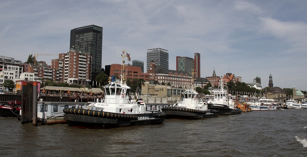 Schlepper-Parade vor der Hafen-Krone