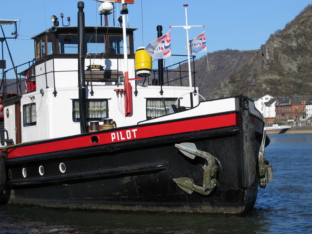 Schlepper Pilot auf dem Rhein in St. Goar