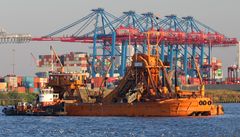 Schlepper TAIFUN mit Bagger im Einsatz für das Freihalten der Fahrrinne in der Elbe, Hamburg