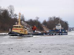 Schlepper THOR mit Mehrzweckponton VICTOR auf dem Nord-Ostsee-Kanal