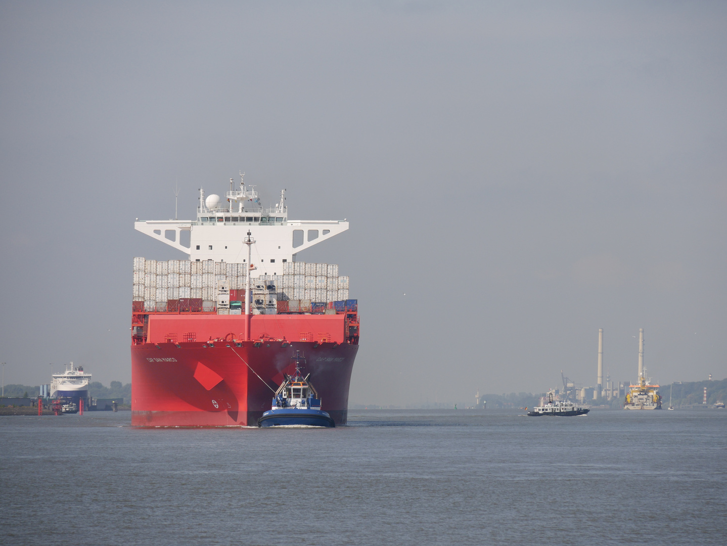 Schlepper und Containerschiff im Hamburger Hafen