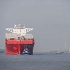 Schlepper und Containerschiff im Hamburger Hafen
