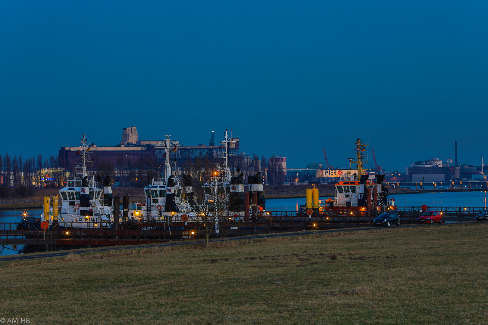 Schlepper vor dem Neustädter Hafen