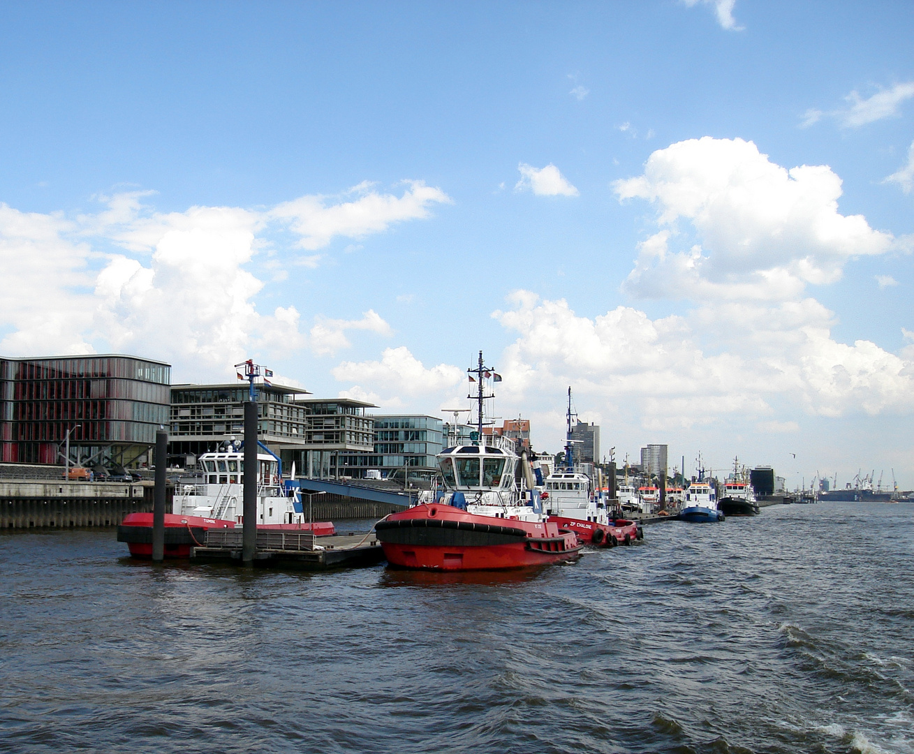 Schlepper vor der Hafencity