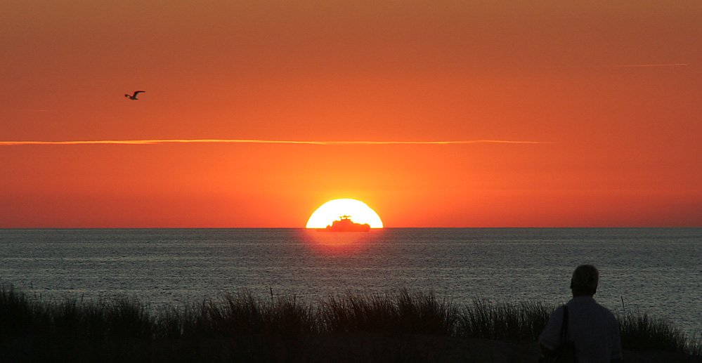 Schlepper vor Sonnenuntergang in Warnemünde