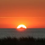 Schlepper vor Sonnenuntergang in Warnemünde