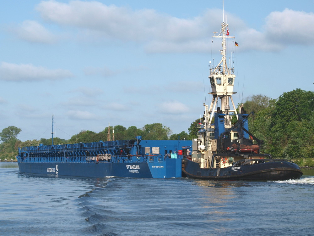 Schlepper VT Electron schiebt VT WARSAW durch den Nord-Ostsee-Kanal.