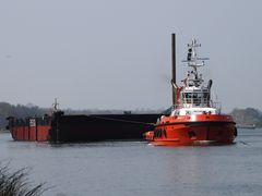 Schlepper WULF 7 mit Ponton EMERGO auf dem Nord-Ostsee-Kanal