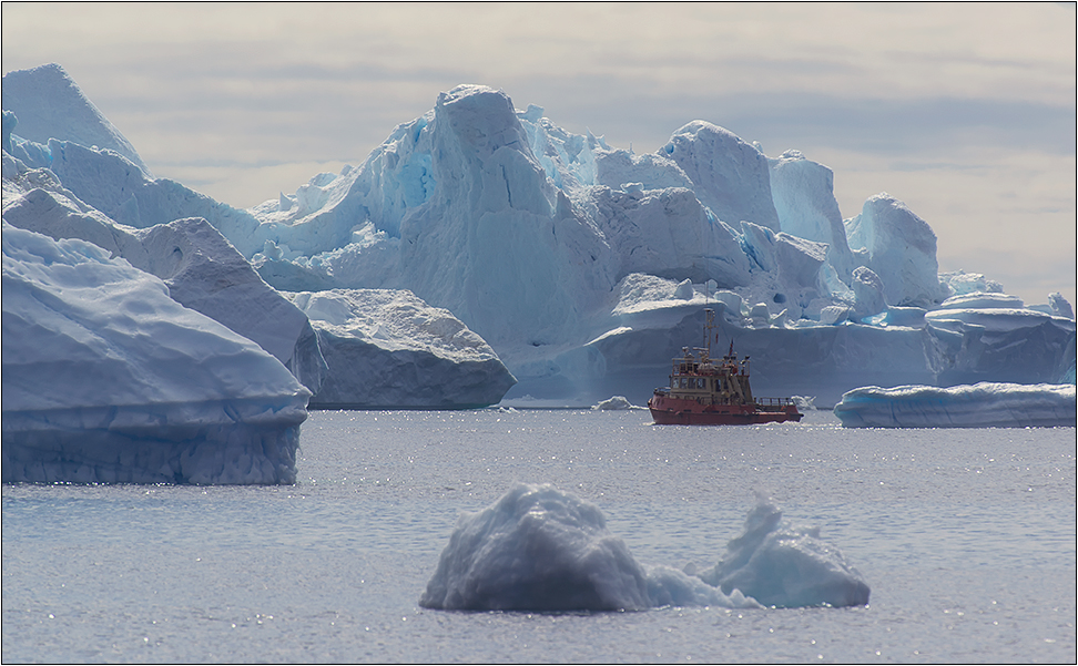 schlepper zwischen den eisbergen