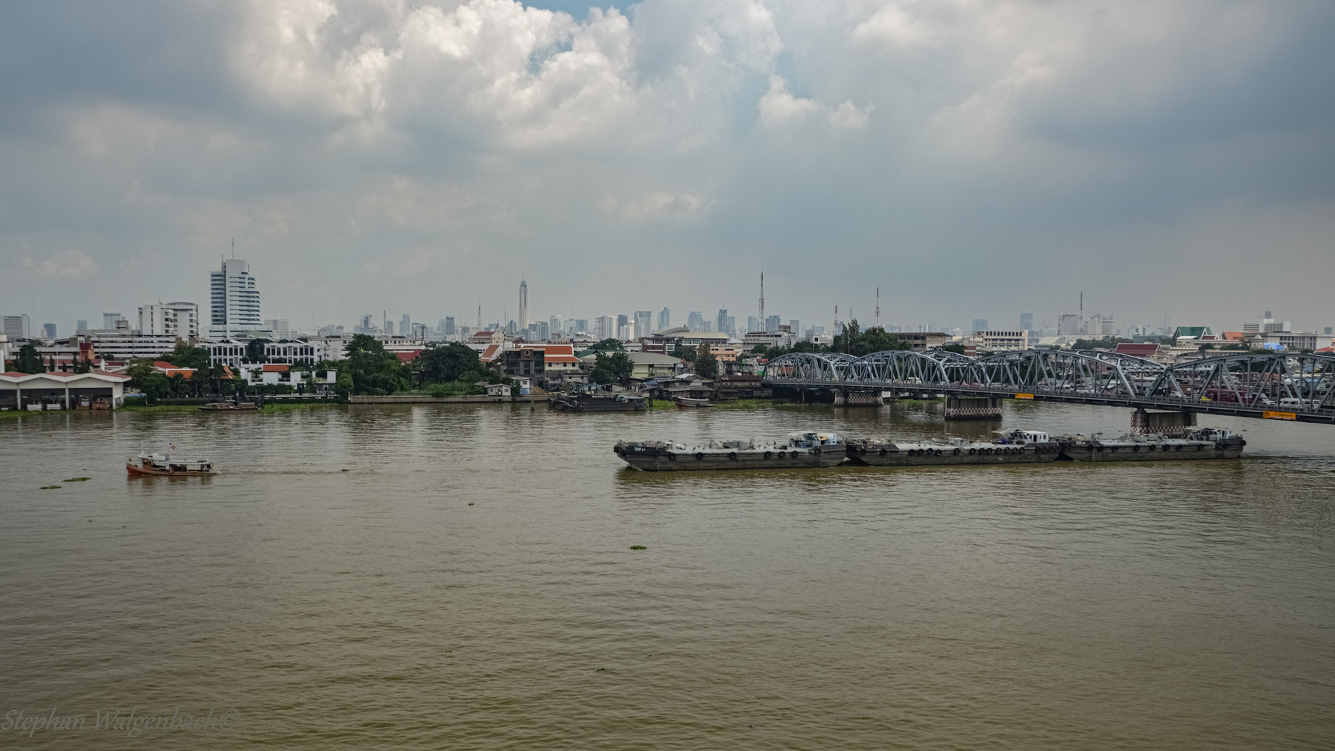 Schlepperverband auf dem Chao Phraya River in Bangkok