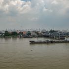 Schlepperverband auf dem Chao Phraya River in Bangkok