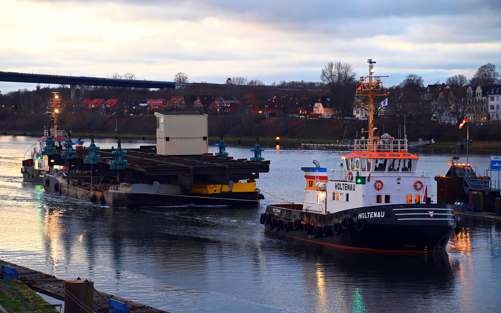 Schleppverband bei der Einfahrt in die Schleuse Kiel Holtenau