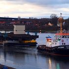 Schleppverband bei der Einfahrt in die Schleuse Kiel Holtenau