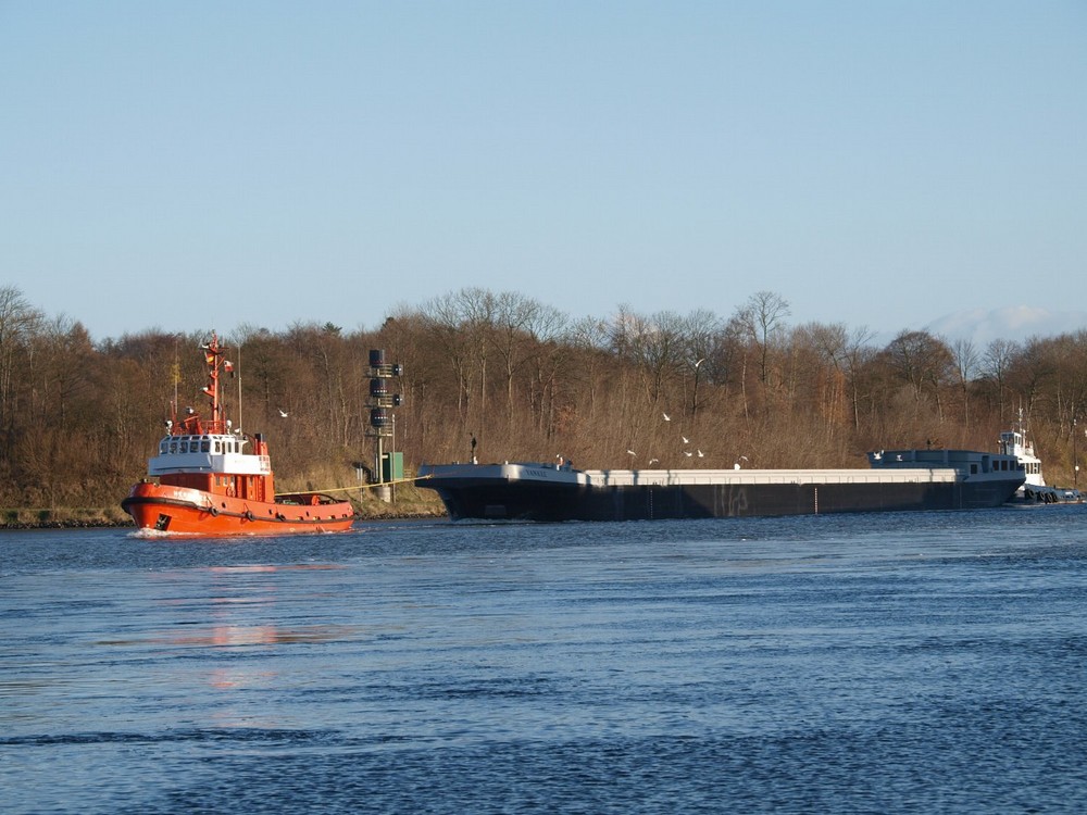 Schleppverband HERKULS II, YANKEE und HANS auf dem Nord-Ostsee-Kanal.