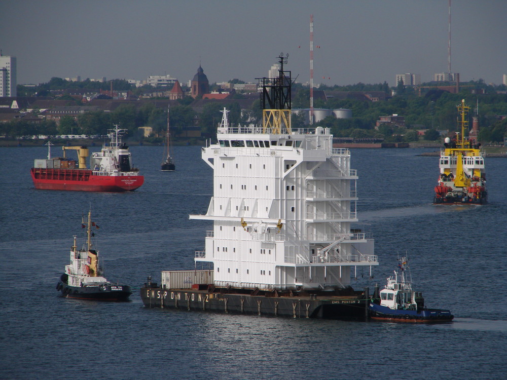 Schleppverband in der Kieler Förde mit Ziel HDW.