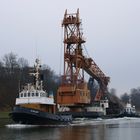 Schleppverband mit einem polnischen Schwimmkran auf dem Nord-Ostsee-Kanal.