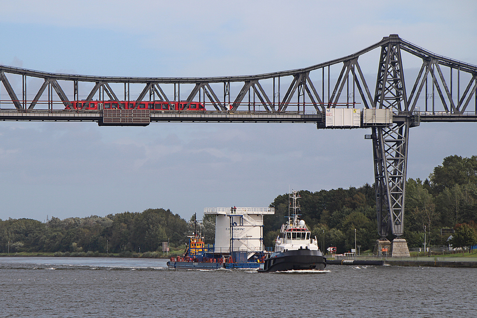 Schleppverband unter der Rendsburger Eisenbahnbrücke