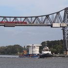 Schleppverband unter der Rendsburger Eisenbahnbrücke