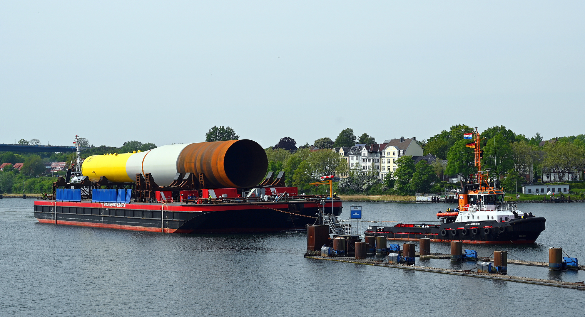 Schleppzug am 21.05.23 vor der Schleuse Kiel Holtenau