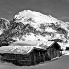 Schlern im Schnee mit alten Hütten!