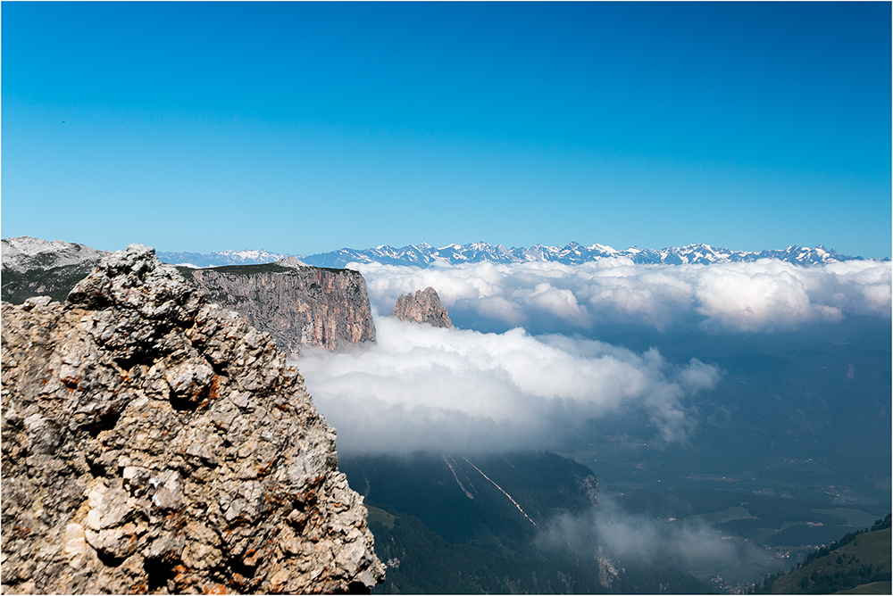 Schlern schaut aus den Wolken....