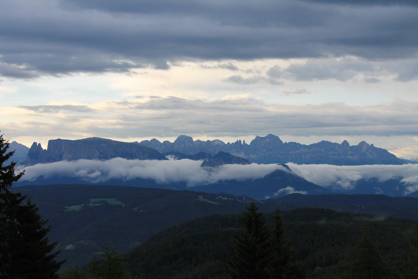 Schlern und Rosengarten mit Wolken