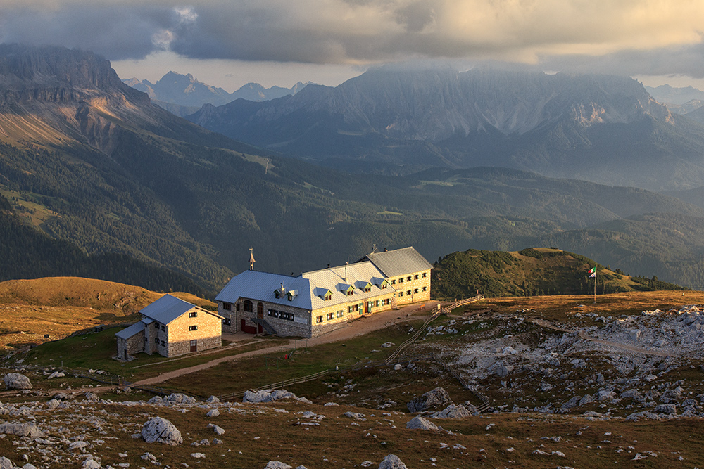 Schlernhaus im Abendlicht