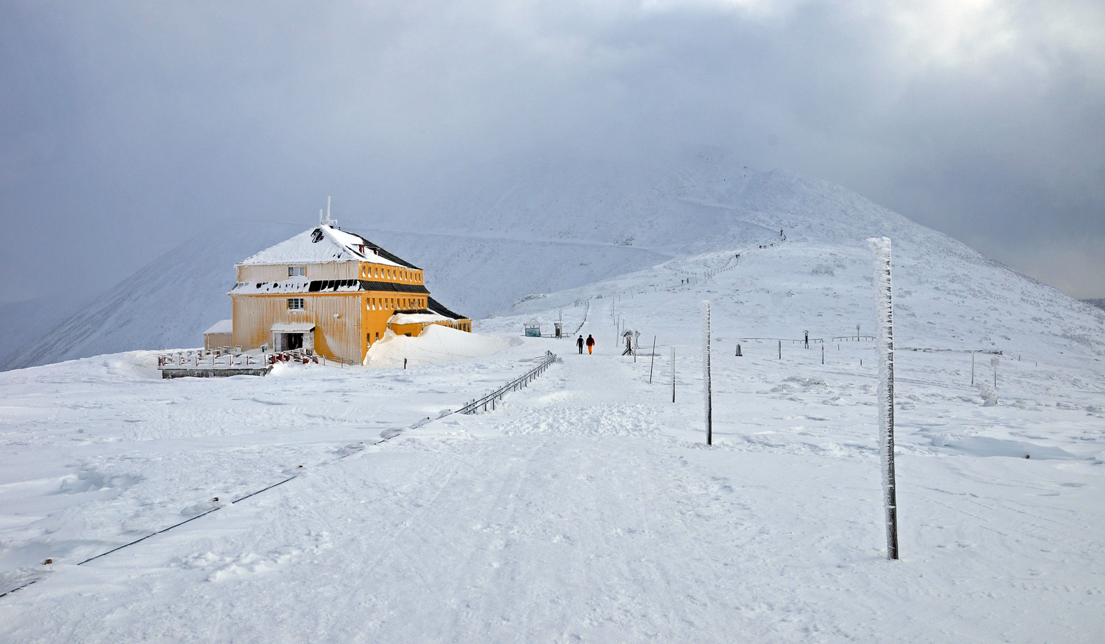 Schlesierhaus mit in Nebel gehüllter Schneekoppe im Hintergrund