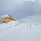 Schlesierhaus mit in Nebel gehüllter Schneekoppe im Hintergrund