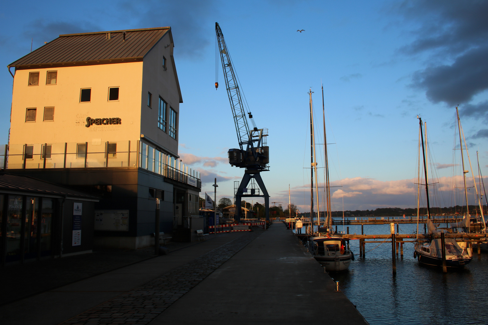 Schleswig - Stadthafen mit Speicher und Kran