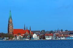 Schleswiger Dom über der Schlei hinwegfotografiert