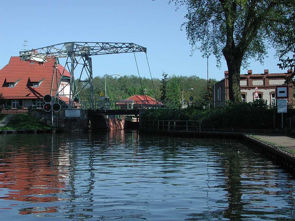 Schleuse Alt-Friesack mit historischer Zugbrücke