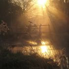 Schleuse an der Maisach in Nannhofen im Licht der aufgehenden Sonne