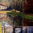 Schleuse bei Pfeifferhütte im Herbst mit Spiegelungen