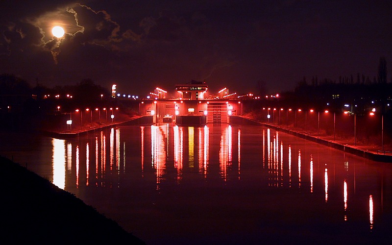 Schleuse bei Vollmond