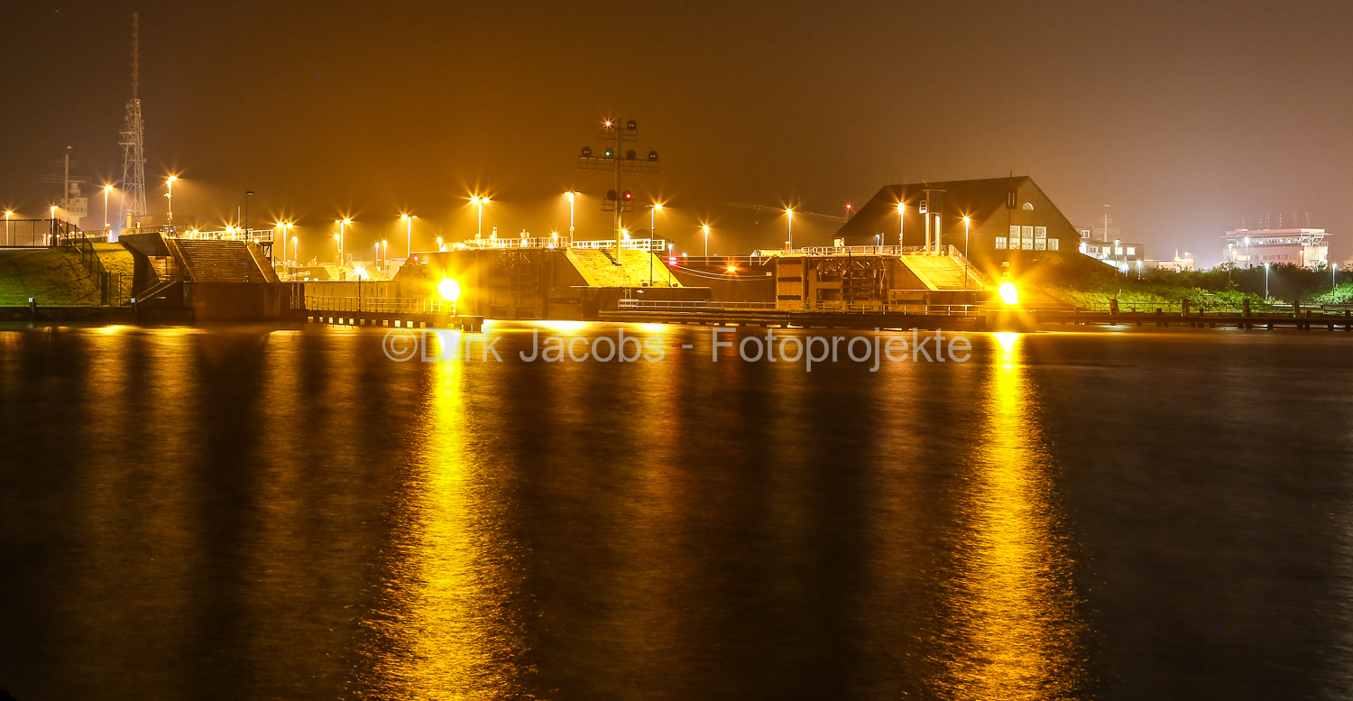 Schleuse Brunsbüttel bei Nacht