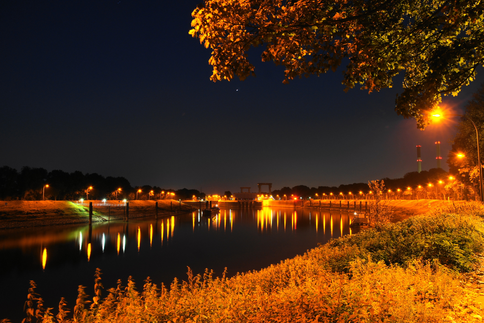 Schleuse Friedrichsfeld im Herbst