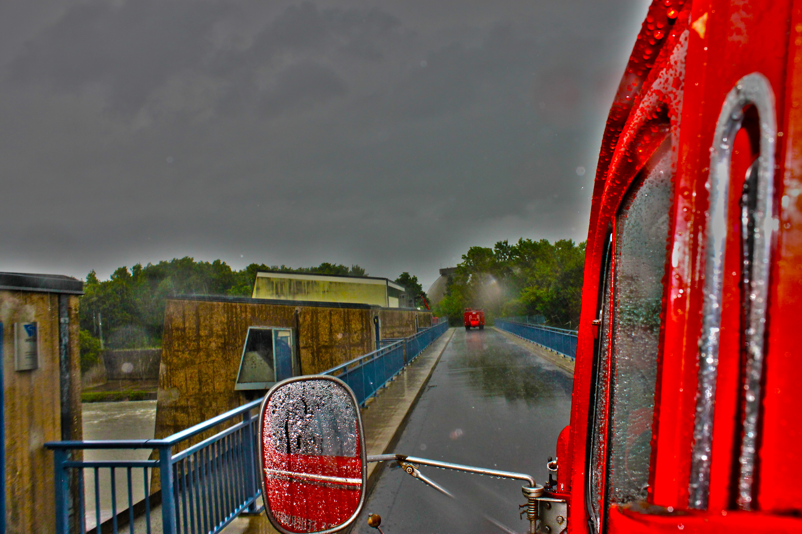 Schleuse im Regen