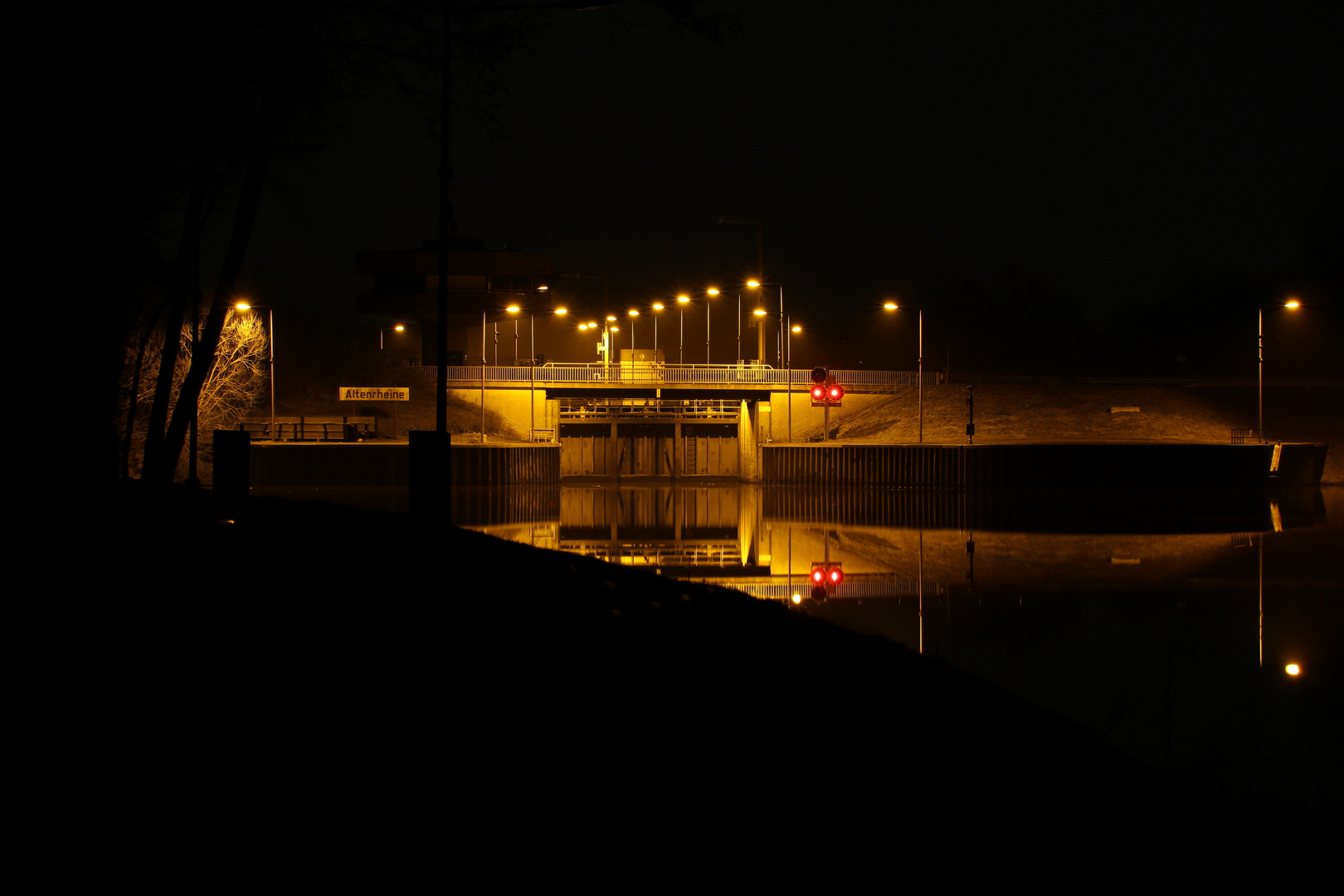 Schleuse in Altenrheine bei Nacht