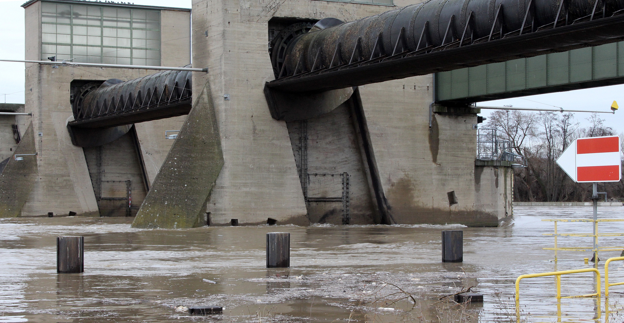 Schleuse Kostheim bei Hochwasser  -1-